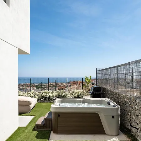 Luxury 3-bed Villa, Sea View, Pool & Jacuzzi *